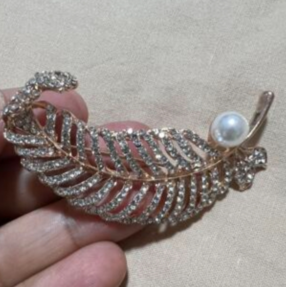 NWOT: Faux Pearl Decor Leaf Shaped Brooch - Picture 2 of 5